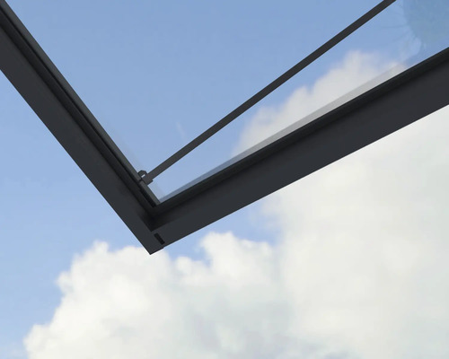 Detaljvy av ett altantak med antracitfärgad aluminiumram och glastak.