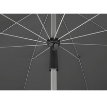 Detaljvy av ett parasoll med ribbor, skärmtak och mast