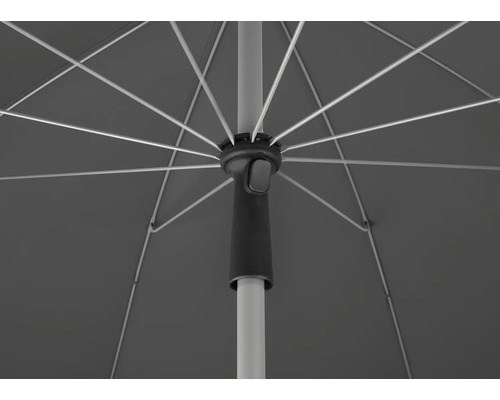 Detaljvy av ett parasoll med ribbor, skärmtak och mast