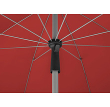 Detaljvy från undersidan av ett öppet parasoll med stag, stång och glidmekanism