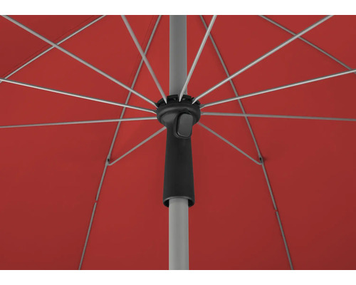 Detaljvy från undersidan av ett öppet parasoll med stag, stång och glidmekanism