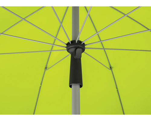 Detaljvy av ett parasoll med ljusgrön skärm och silverfärgade stänger