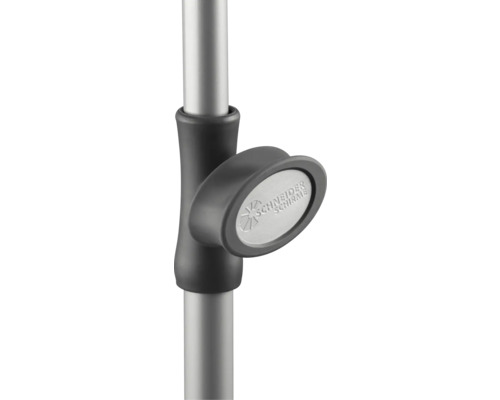 Detaljvy av ett parasoll med Schneider Schirme-logotyp