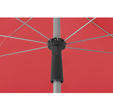 Detaljvy av ett parasoll med rött tyg och silvergrå ribbor