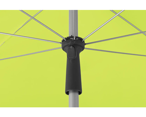 Detaljvy från undersidan av ett parasoll med ribbor och mast.