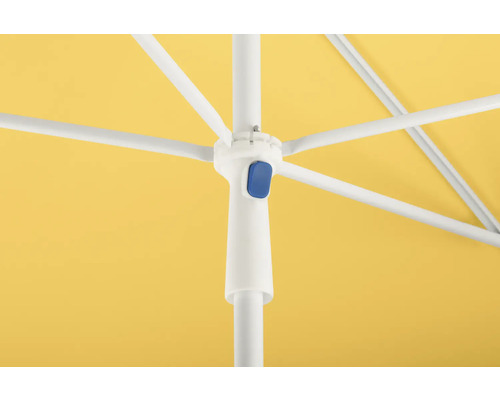 Detaljvy av ett parasoll med gult paraplytak, vit ram och blå knapp