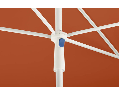 Detaljvy av ett öppet parasoll med orange klädsel, vit ram och blå knapp