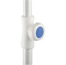 Närbild av ett sanitetsinstallationsrör med blå manöverknapp