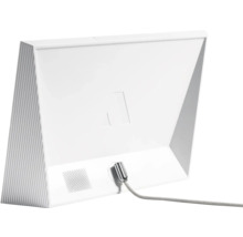 Bakifrån av en vit bordslampa med grå kabel
