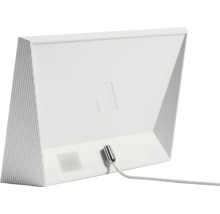 Baksidan av en vit armatur med kabel