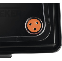 Detaljvy av en svart förvaringslåda med orange ventil