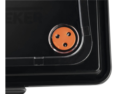 Detaljvy av en svart förvaringslåda med orange ventil