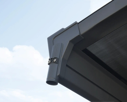 Detaljvy av ett terrassöverdrag med dräneringssystem