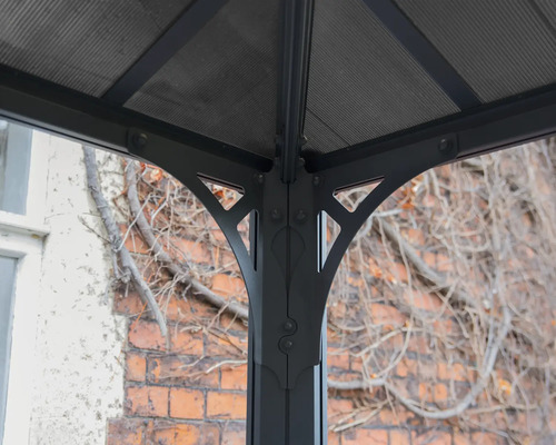 Detaljvy av en paviljongkonstruktion med metallstolpar och tak