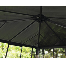 Detaljvy av taket på ett trädgårdspaviljong med aluminiumram och transparenta paneler.