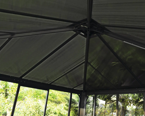 Detaljvy av taket på ett trädgårdspaviljong med aluminiumram och transparenta paneler.