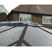 Detaljbild av taket på ett lusthus eller tak med ventilationsöppningar.