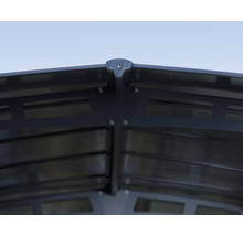 Detaljvy av taket på ett trädgårdsskjul med metallram