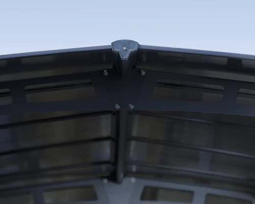 Detaljvy av taket på ett trädgårdsskjul med metallram