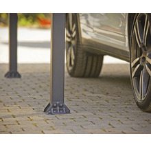 Detaljvy av carport med bil