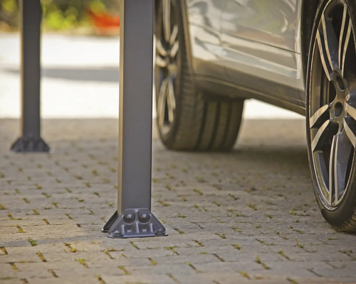 Detaljvy av carport med bil