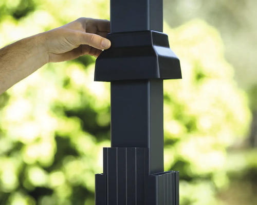 Montering av en svart staketstolpe