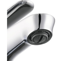 Närbild av en kromad vattenkran med vattenbesparande munstycke