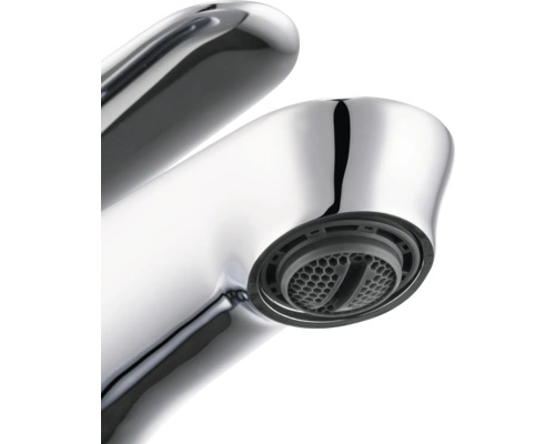 Närbild av en kromad vattenkran med vattenbesparande munstycke