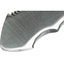 Närbild av bladet på en kniv med en tandad ovansida