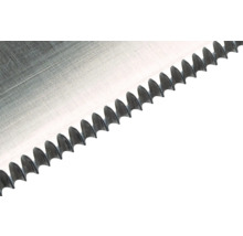 Närbild av sågbladet på en handsåg.