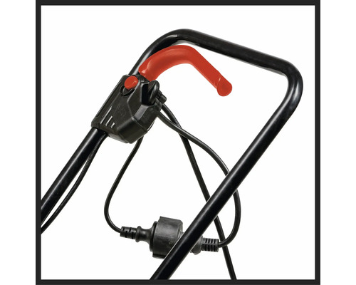 Närbild av handtaget på en gräsklippare med reglage och strömkabel