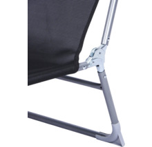 Detaljvy av en campingstol med metallram och sits i textil