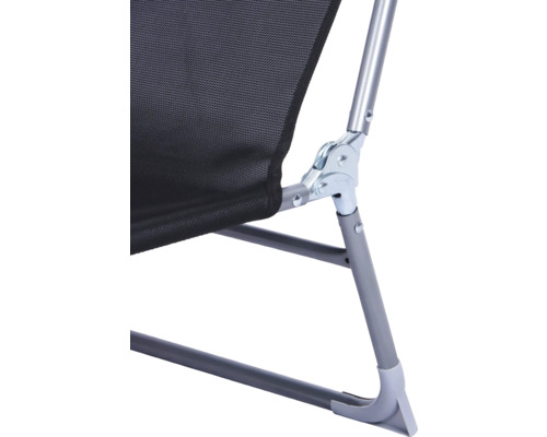 Detaljvy av en campingstol med metallram och sits i textil