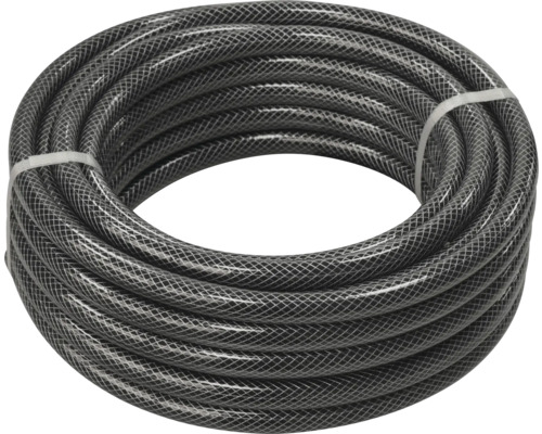 Upprullad vattenslang av plast