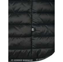 Detaljbild av en vadderad jacka med Hammer Workwear-logotyp.