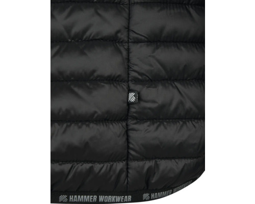 Detaljbild av en vadderad jacka med Hammer Workwear-logotyp.