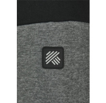 Närbild av en grå sweatshirt med en svart, rektangulär logotyp