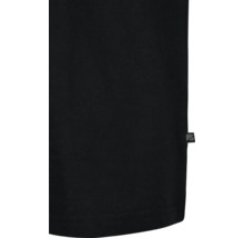 Detaljvy av en svart T-shirt med en liten logotypetikett.
