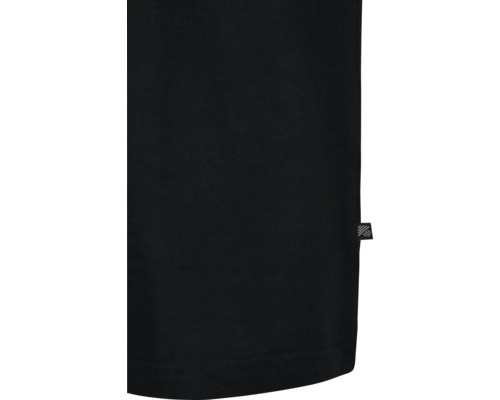 Detaljvy av en svart T-shirt med en liten logotypetikett.