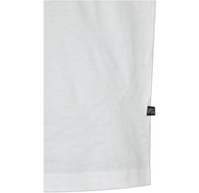 Detaljbild av en vit t-shirt med en liten etikett