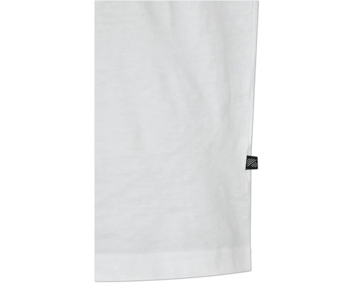 Detaljbild av en vit t-shirt med en liten etikett