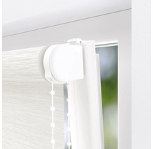 Detalj av en vit dubbel rullgardin på ett fönster