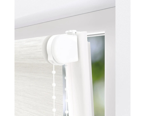 Detalj av en vit dubbel rullgardin på ett fönster