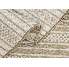 Detaljvy av en beige utomhusmatta med ett randigt mönster