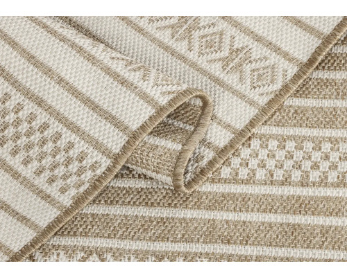 Detaljvy av en beige utomhusmatta med ett randigt mönster