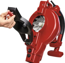 Röd lövsug med öppet hölje för att se fläkten.