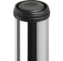 Detaljbild av en fot med svart stopp och silverfärgat rör