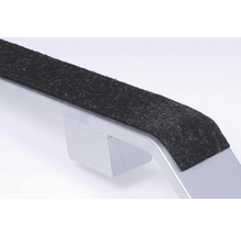 Detaljvy av en möbelglidare med filtglidyta på ett möbelben.