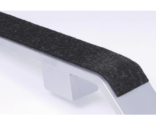 Detaljvy av en möbelglidare med filtglidyta på ett möbelben.