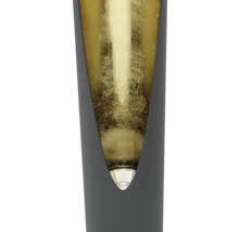 Närbild av en vägglampa med en guldfärgad insida